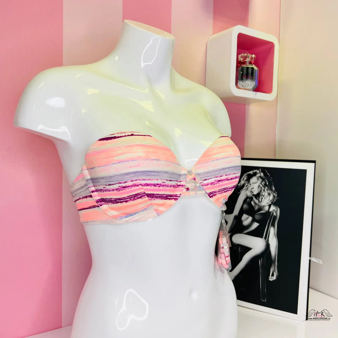 Glanzí bílá manekýnská torza s barevným horním dílem plavek zvýraznění křivek