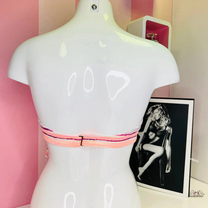 Bílý manekýn s růžovým podprsenkovým popruhem, zvýraznění křivek, Victoria’s Secret