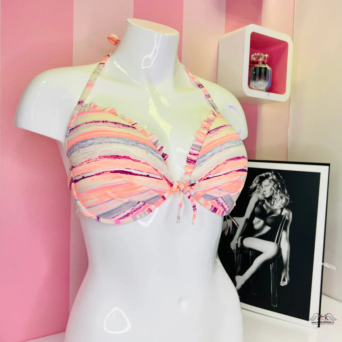 Barevný horní díl plavek Victoria’s Secret s proužky na bílém modelu