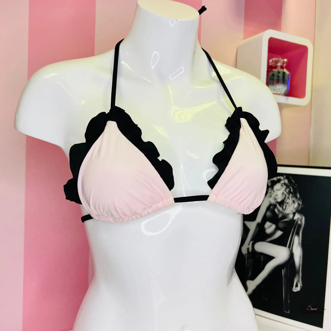 Pink a černý horní díl plavek s jemným volánkem a šňůrkovým zavazováním