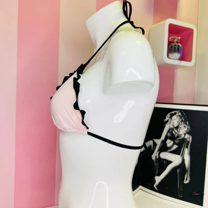 Pink a černý horní díl plavek s jemným volánkem a šňůrkovým zavazováním