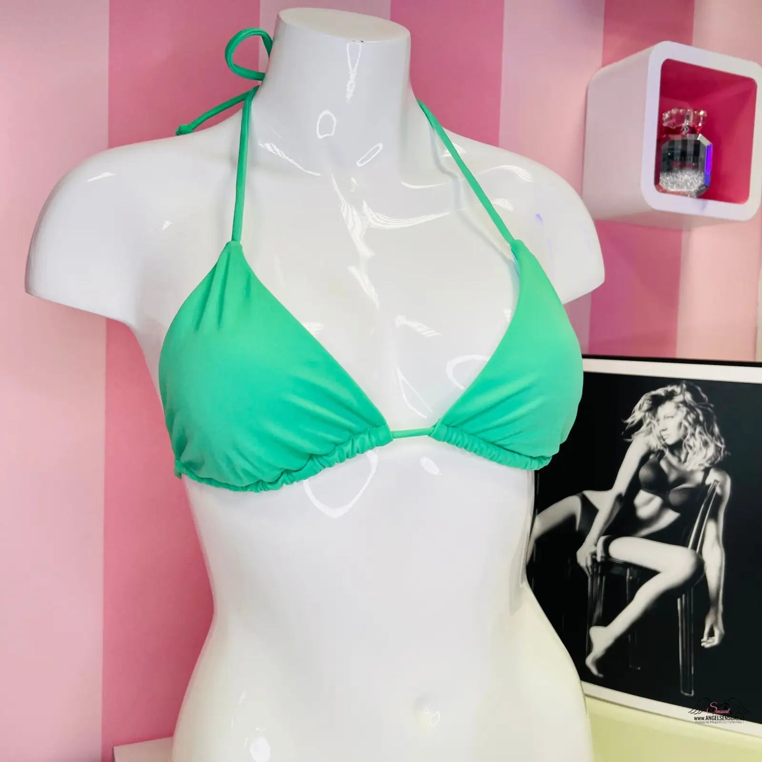 Stylový horní díl plavek Victoria’s Secret s výraznou zelenou barvou na bílém modelu