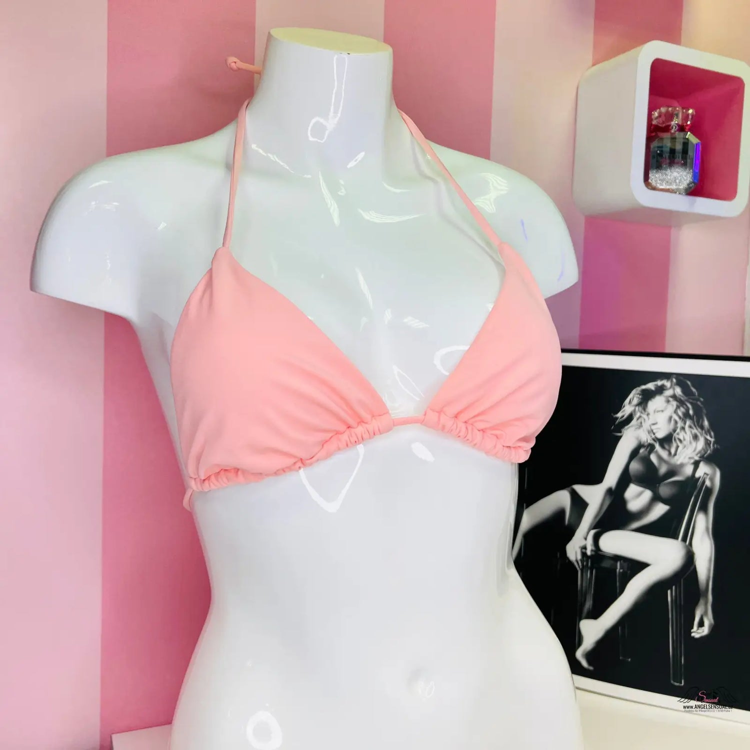 Stylový horní díl plavek Victoria’s Secret ve výrazné růžové barvě na bílém figurínu