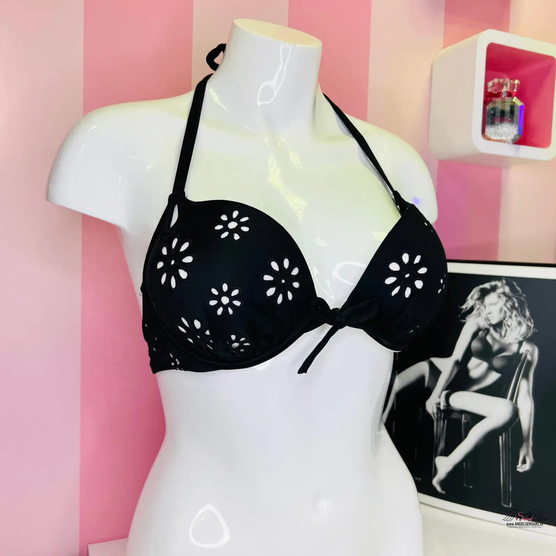 Black halter-style bikini top s květinovým výstřihem, horní díl plavek tie-dye paradise