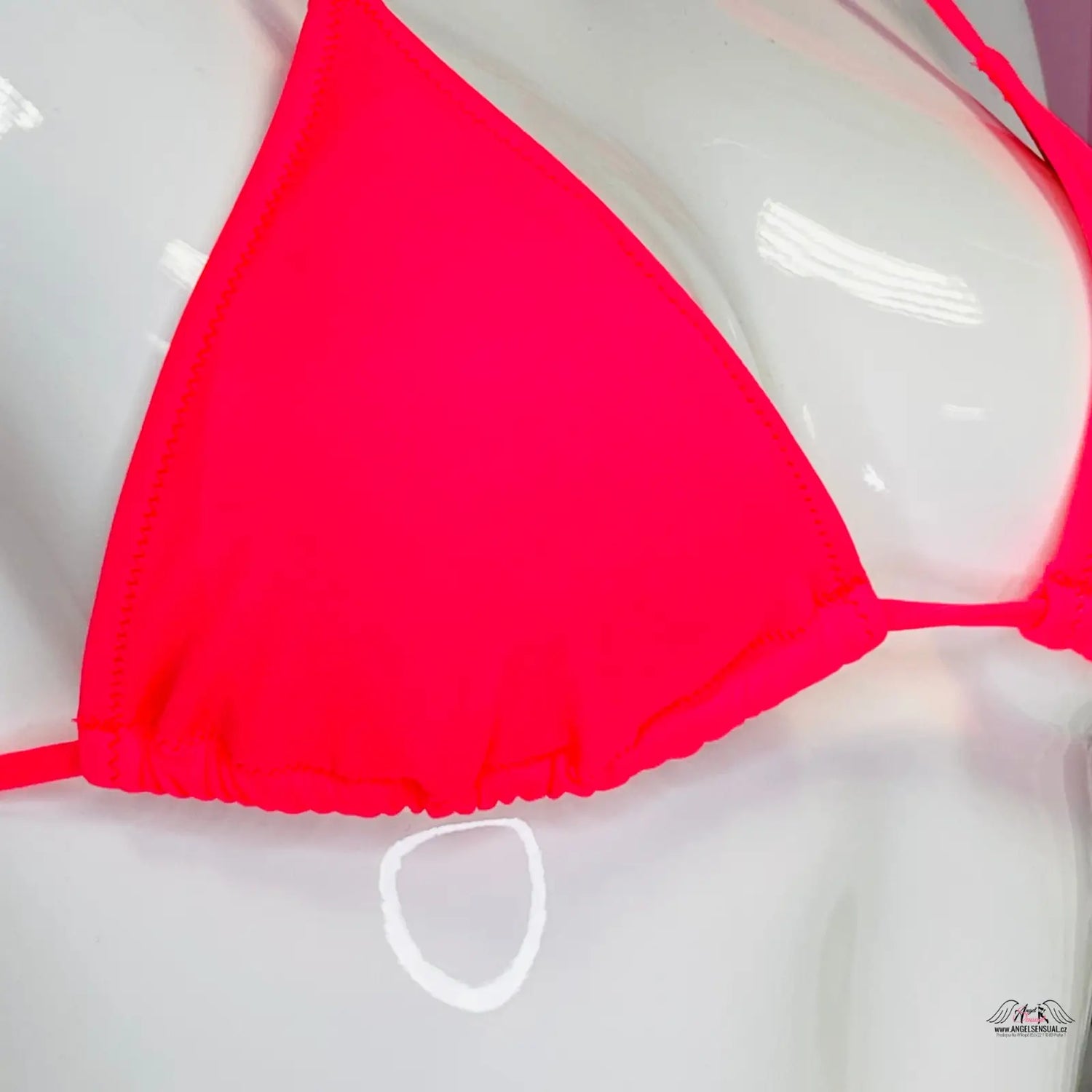 Bikini top s červeným trojúhelníkem, stylový plážový vzhled, Victoria’s Secret