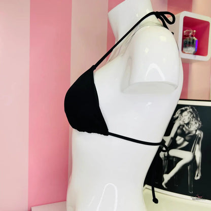 Manekýn s černými trojúhelníkovými bikinami pro stylový plážový vzhled