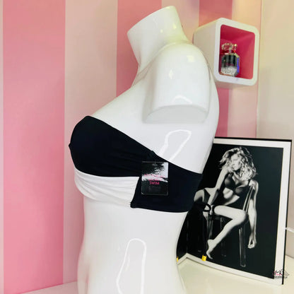 Bílý torso model s černobílým horním dílem plavek značky Agent Provocateur s falešným šněrováním