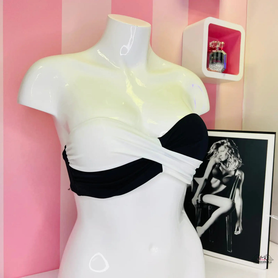 Bílý manekýn s černobílým horní díl plavek značky Agent Provocateur s falešným šněrováním