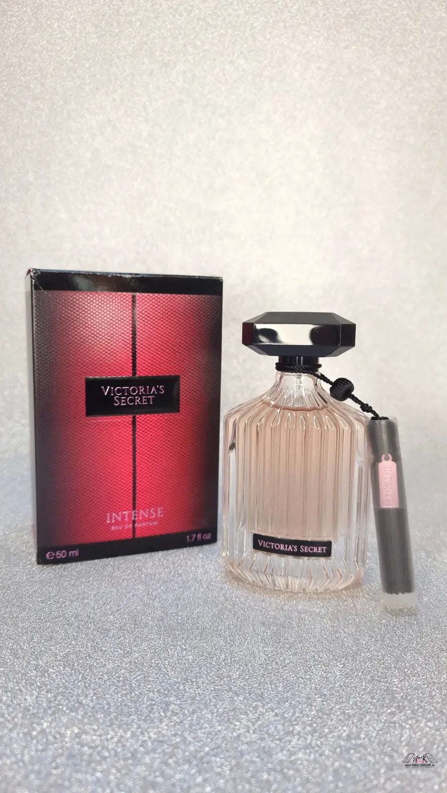 Victoria’s Secret Intense parfém s tóny Švestky noir a semišového pižma