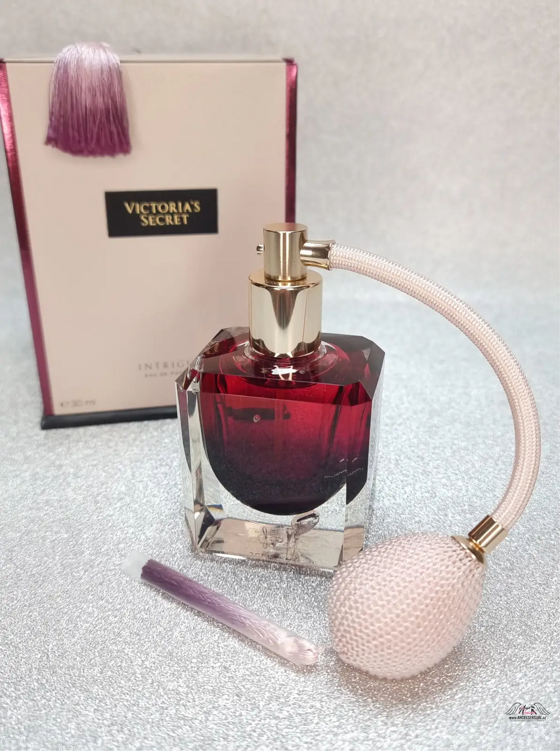 Červená a čirá parfémová lahvička s atomizérem z kolekce Victoria’s Secret for her