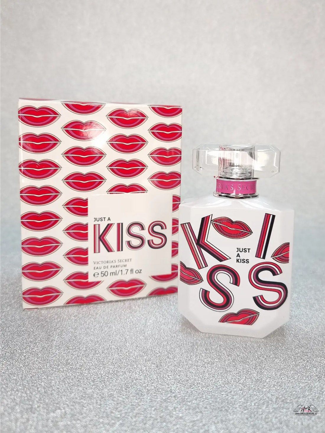 Victoria’s Secret Just A Kiss parfémová lahvička a krabice, svůdná vůně kiss edp