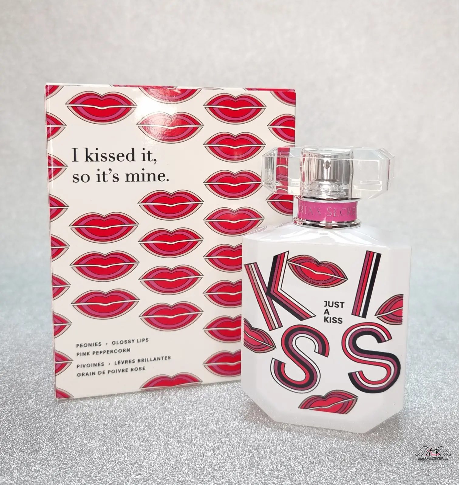 Victoria’s Secret Just A Kiss parfémová láhev a krabice svůdná vůně kiss edp