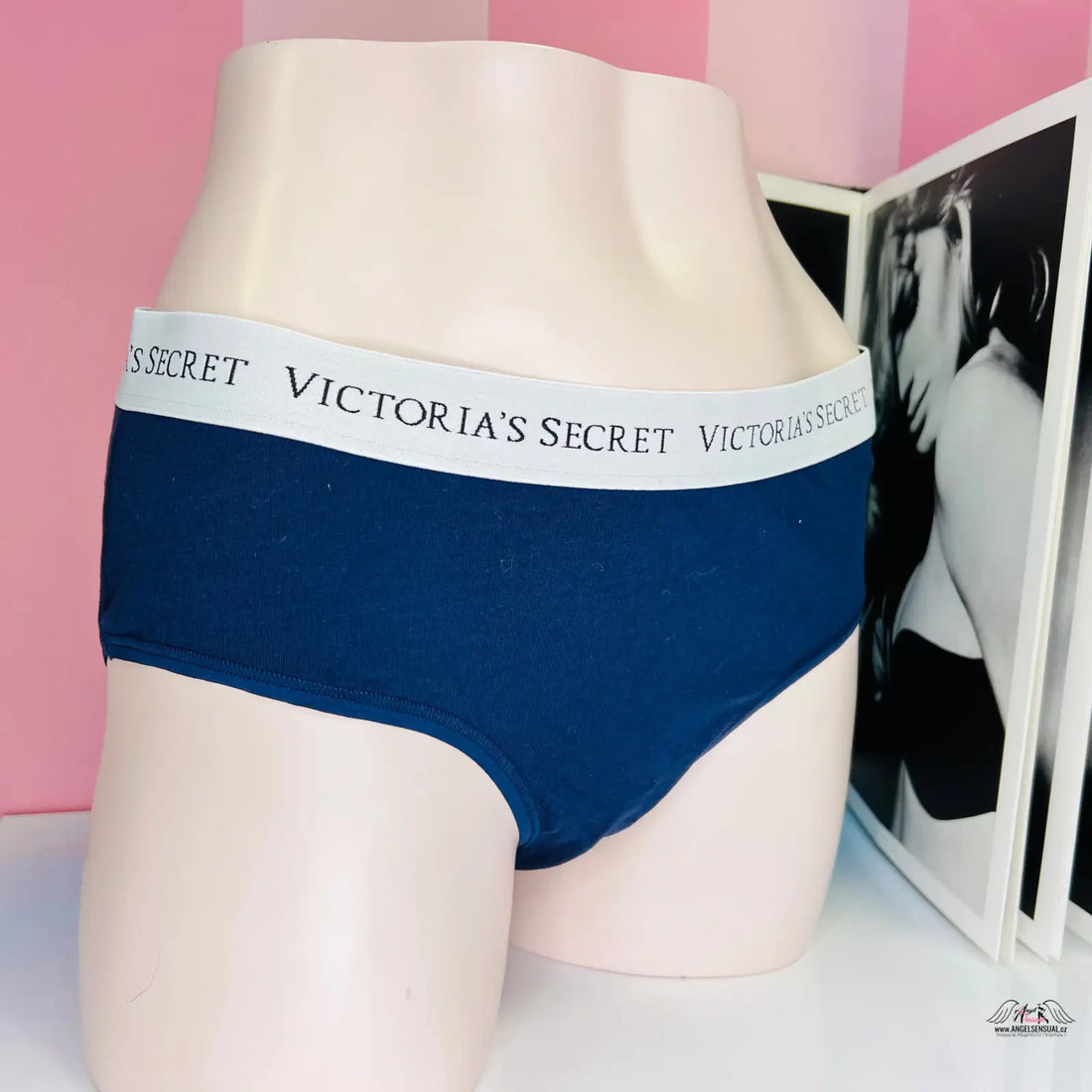Navy modré bavlněné kalhotky Victoria’s Secret s širší gumou na figuríně
