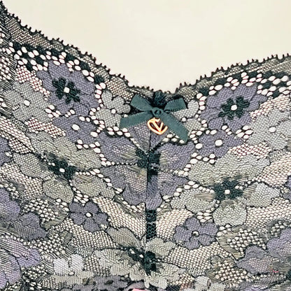 Delikátní černé krajkové kalhotky Victoria’s Secret s teal mašlí a perlami