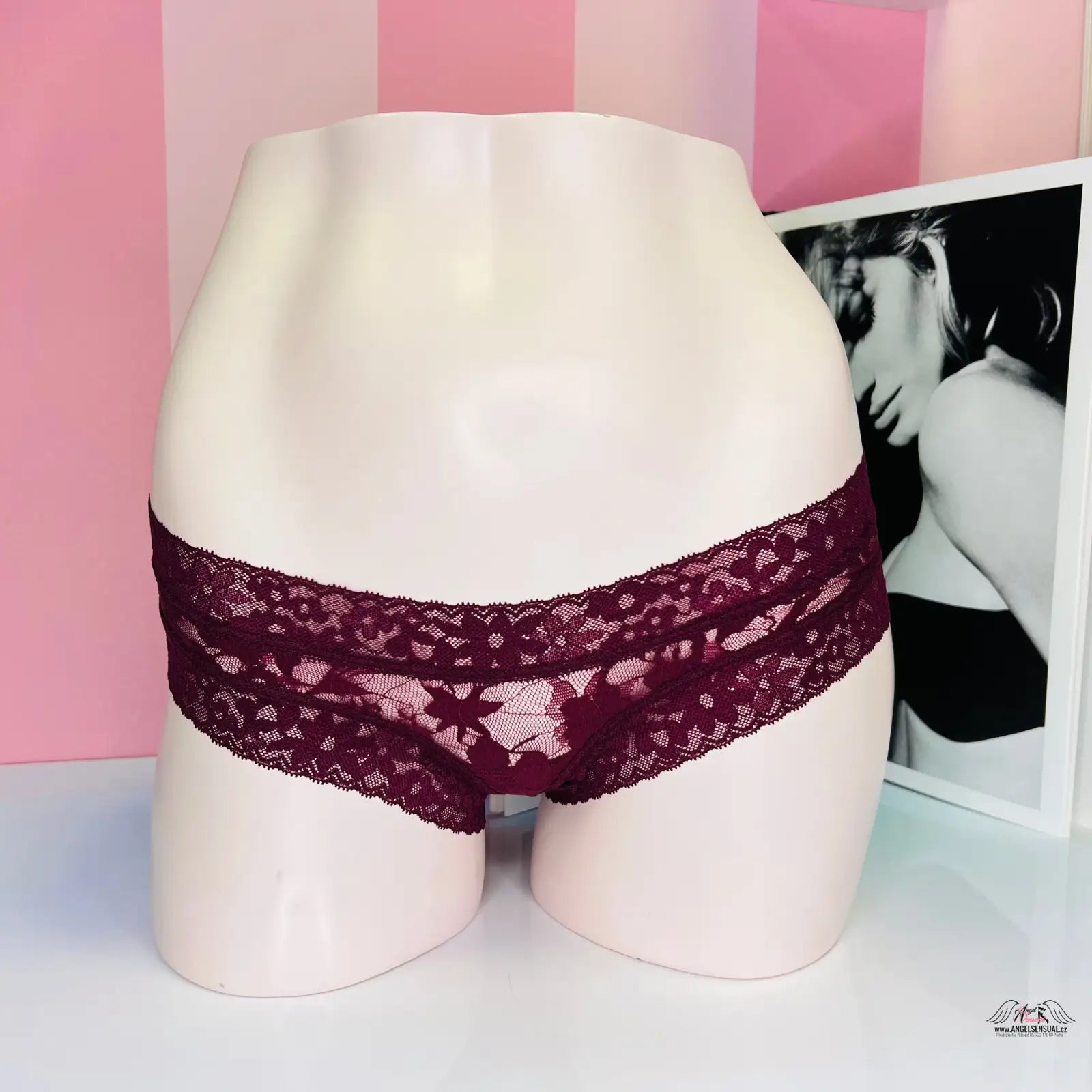 Burgundy celokrajkové kalhotky s květinovými vzory a nižším střihem na bílém modelu