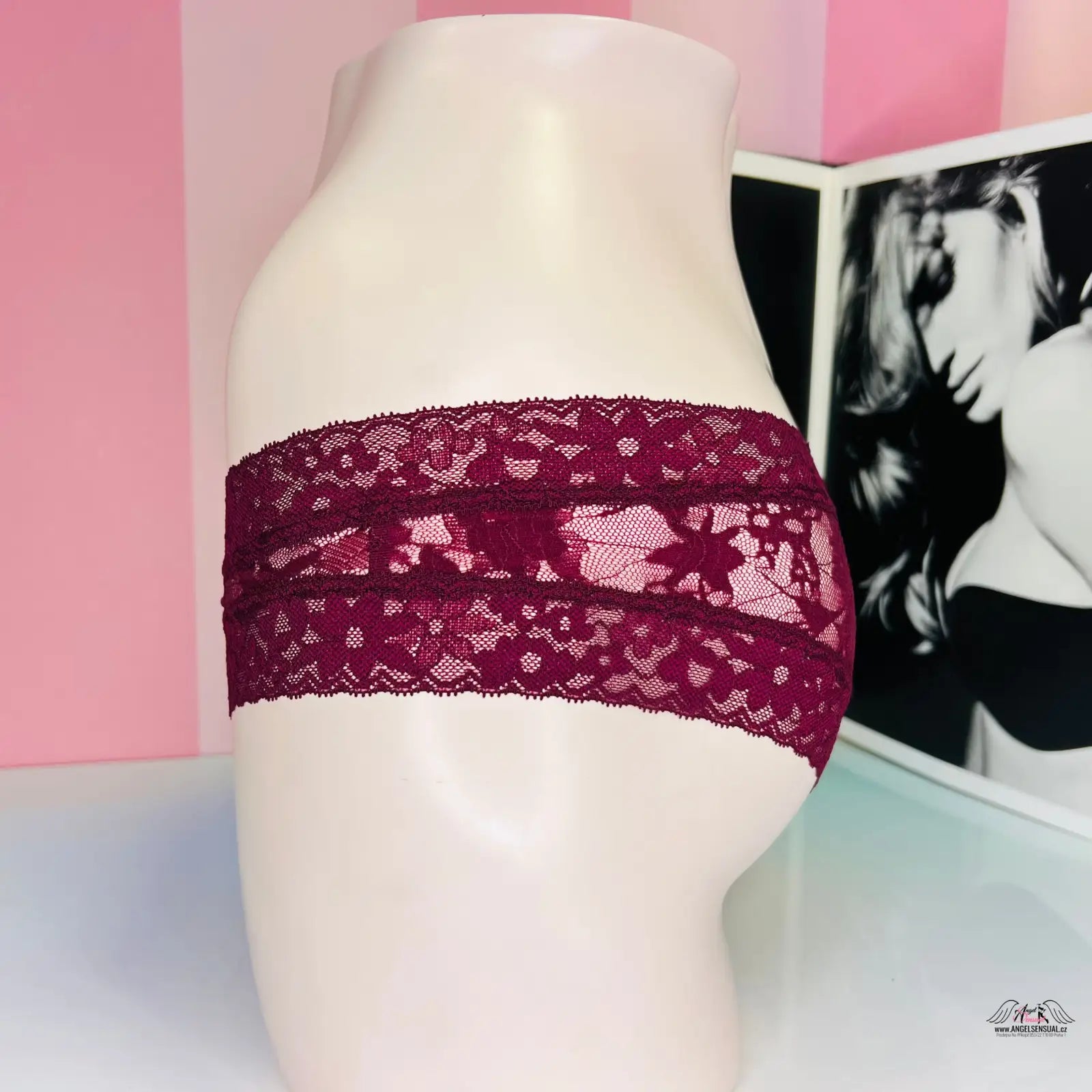 Bílý manekýn s celokrajkovými kalhotkami Victoria’s Secret Kalhotky Celokrajkové s květinovými vzory a nižším střihem