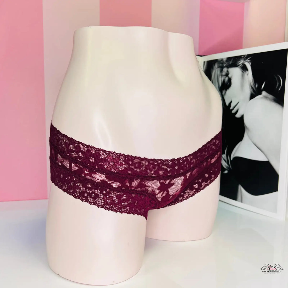 Manekýn spodní část těla v kalhotkách Victoria’s Secret Kalhotky Celokrajkové s květinovými vzory a nižším střihem