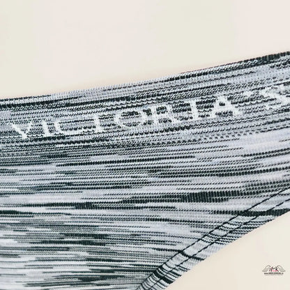 Žíhané kalhotky Victoria’s Secret Cheekini na levé straně s šedými a bílými pruhy