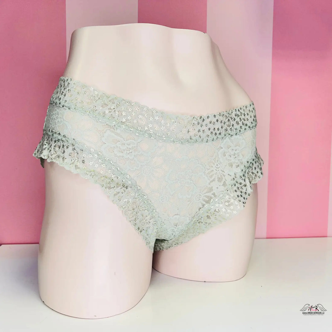 Victoria’s Secret krajkové cheeky kalhotky s třpytivým lemem na figuríně