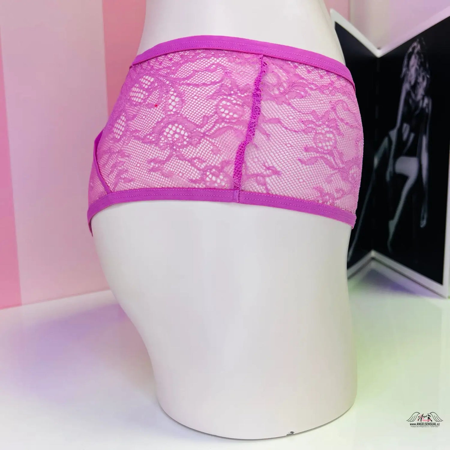 Stylové krajkové kalhotky Victoria’s Secret s růžovým krajkovým vzorem a ozdobnými pásky