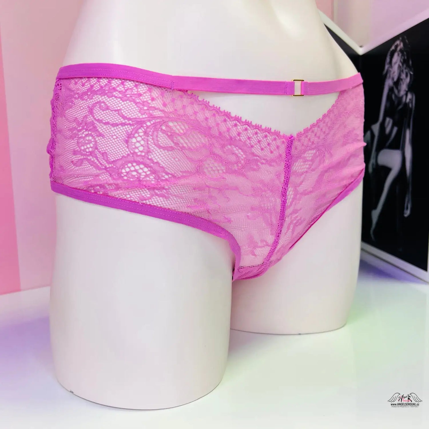 Stylové krajkové kalhotky Victoria’s Secret s růžovým páskem na modelu