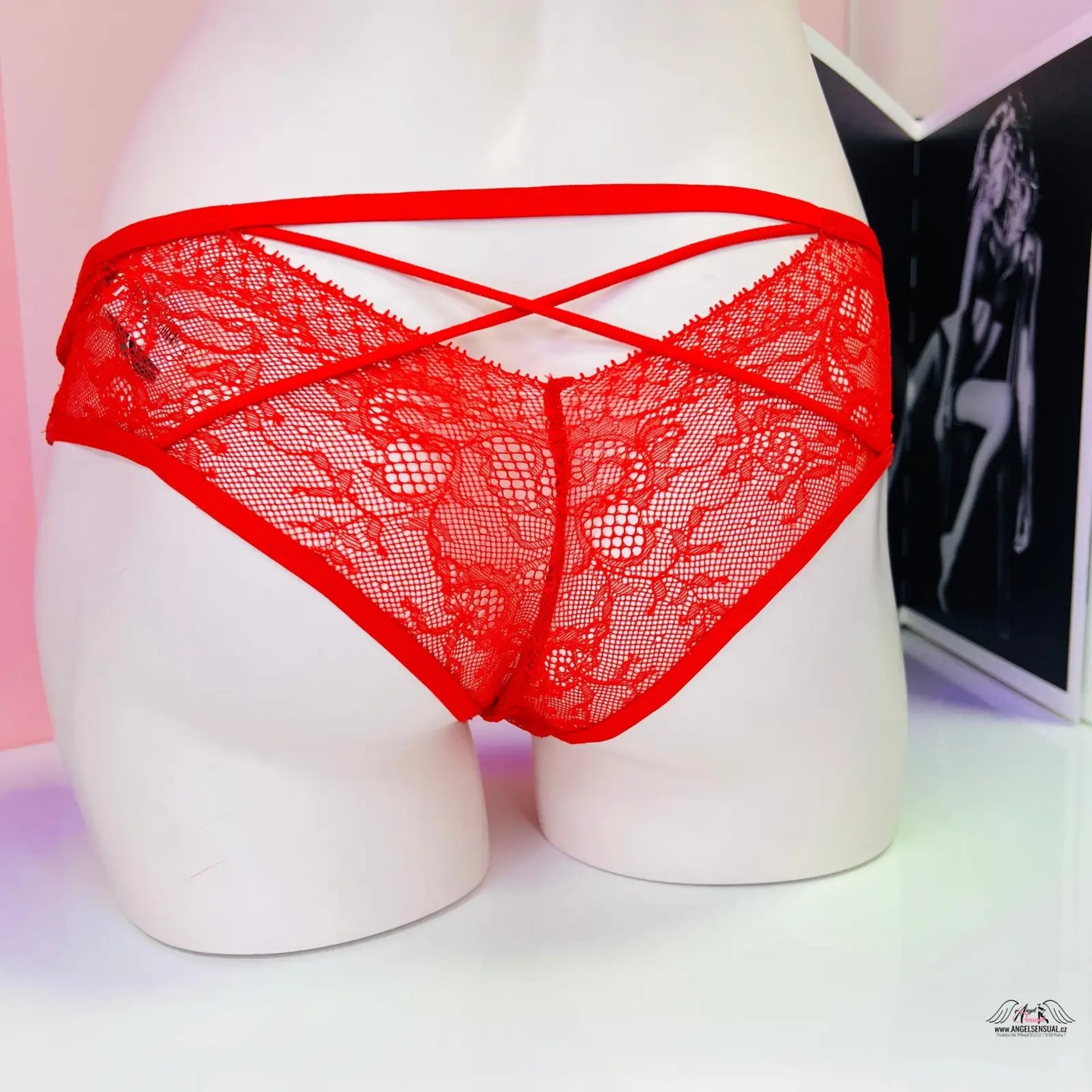 Stylové krajkové kalhotky Victoria’s Secret s červeným krajkovým páskem a stuhou