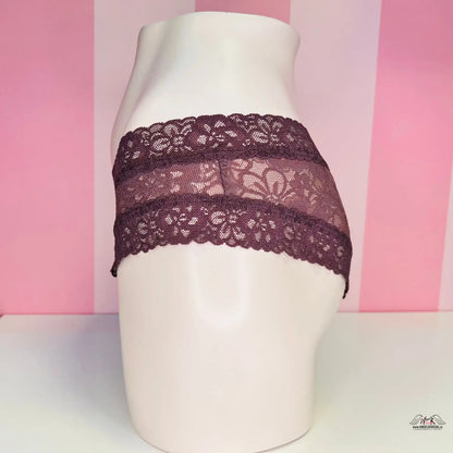 Detailní záběr na hlavu mannequin s fialovým krajkovým kalhotkami Victoria’s Secret Cheeky
