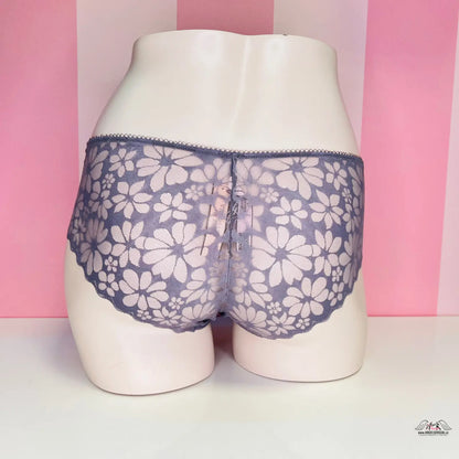 Obrázek ženských kalhotek Victoria’s Secret Kalhotky Hipster s Krajkou na manekýnu, velmi pohodlné elastické