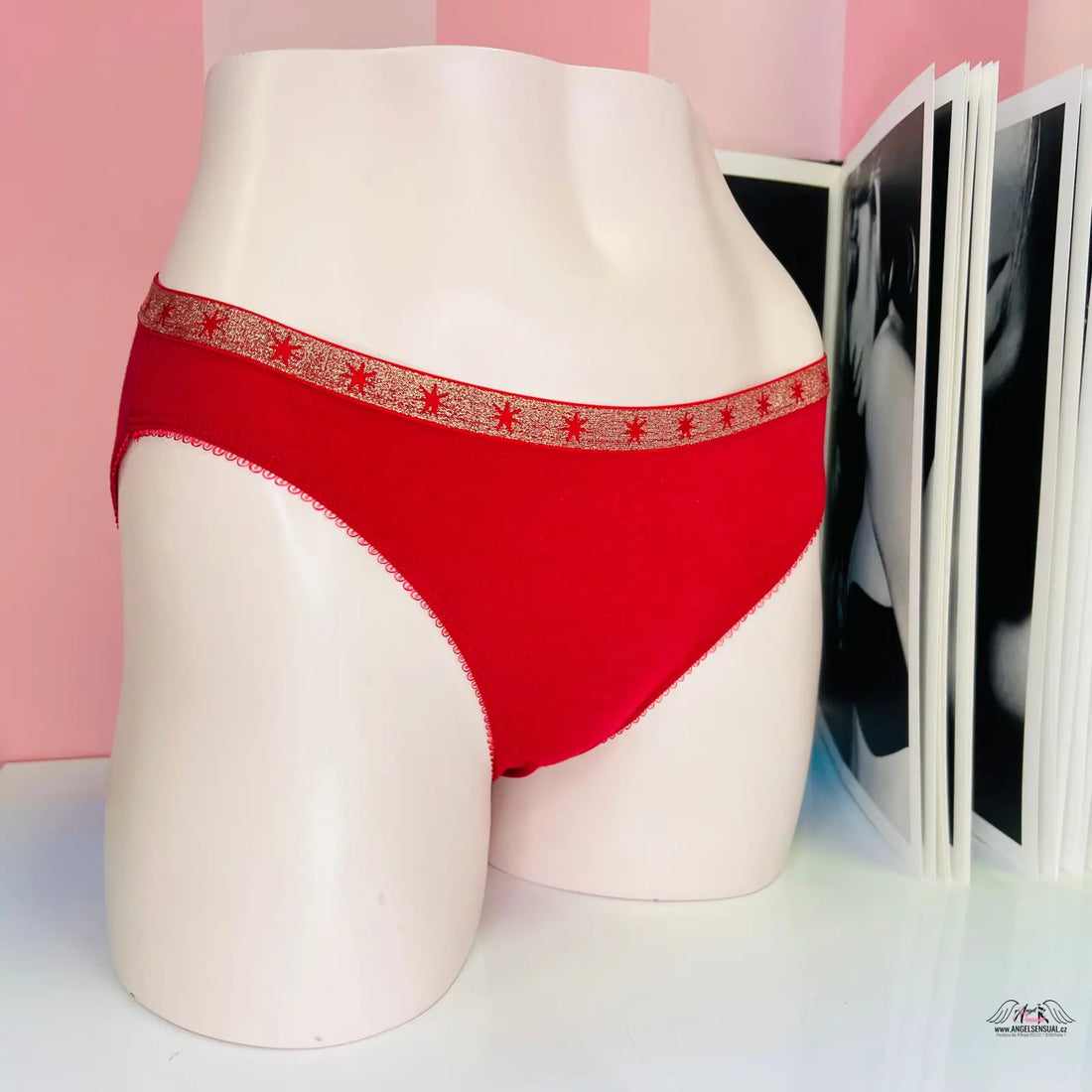 Červené kalhotky Victoria’s Secret lehce vyšším pasem s dekorativním kovovým lemem