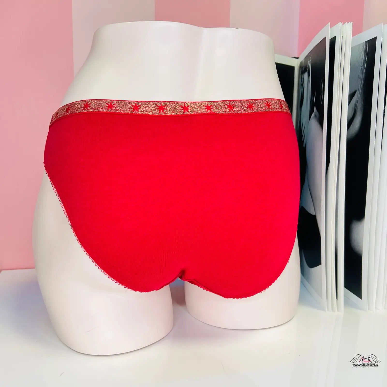 Red lehce vyšším pasem kalhotky Victoria’s Secret s dekorativním zlatým elastickým pasem