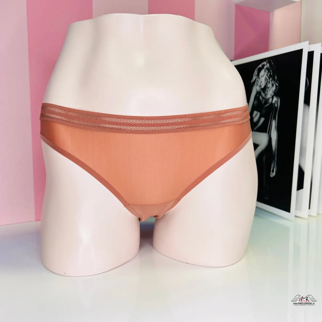 Mannequin lower torso v elegantních kalhotkách Victoria’s Secret Kalhotky Jemná Síťovina vyšším pasem pro každodenní nošení