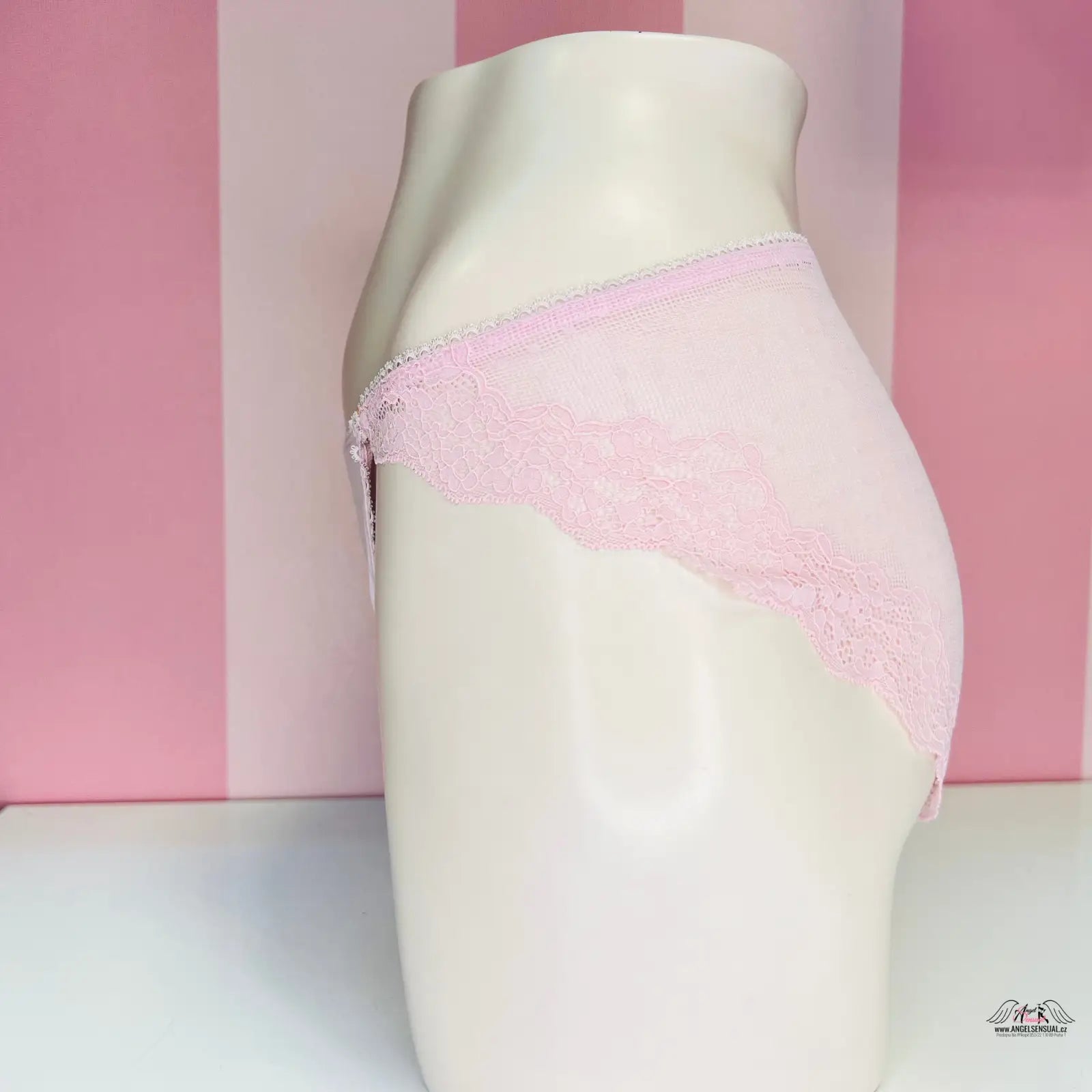 Pinkové krajkové jemné kalhotky Victoria’s Secret Kalhotky Krajkové na modelu pro každodenní komfort