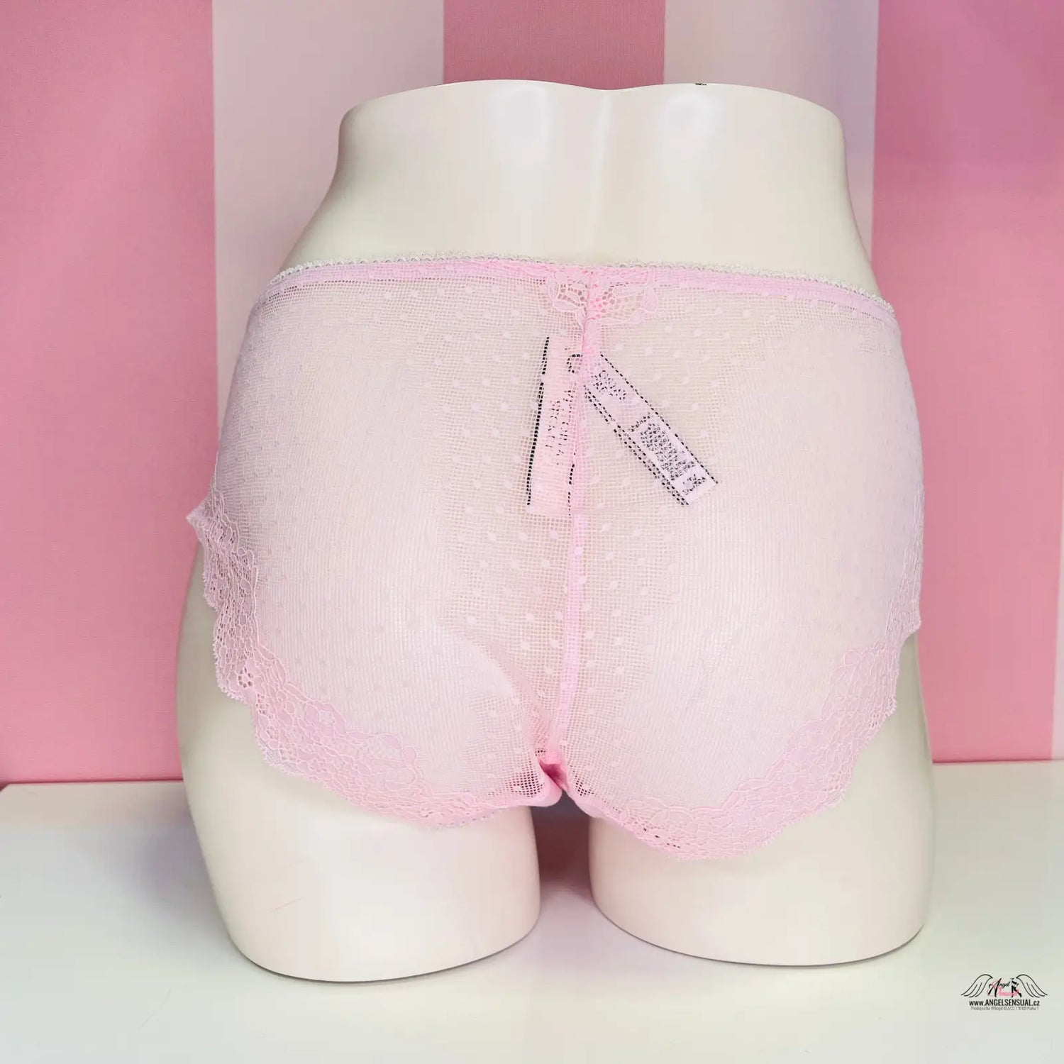 Jemné kalhotky Victoria’s Secret Kalhotky Krajkové na bílém formě s každodenním komfortem