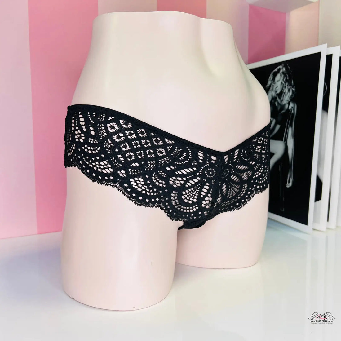 Černé krajkové kalhotky Victoria’s Secret na světle růžové figuríně, svůdné krajkové kalhotky