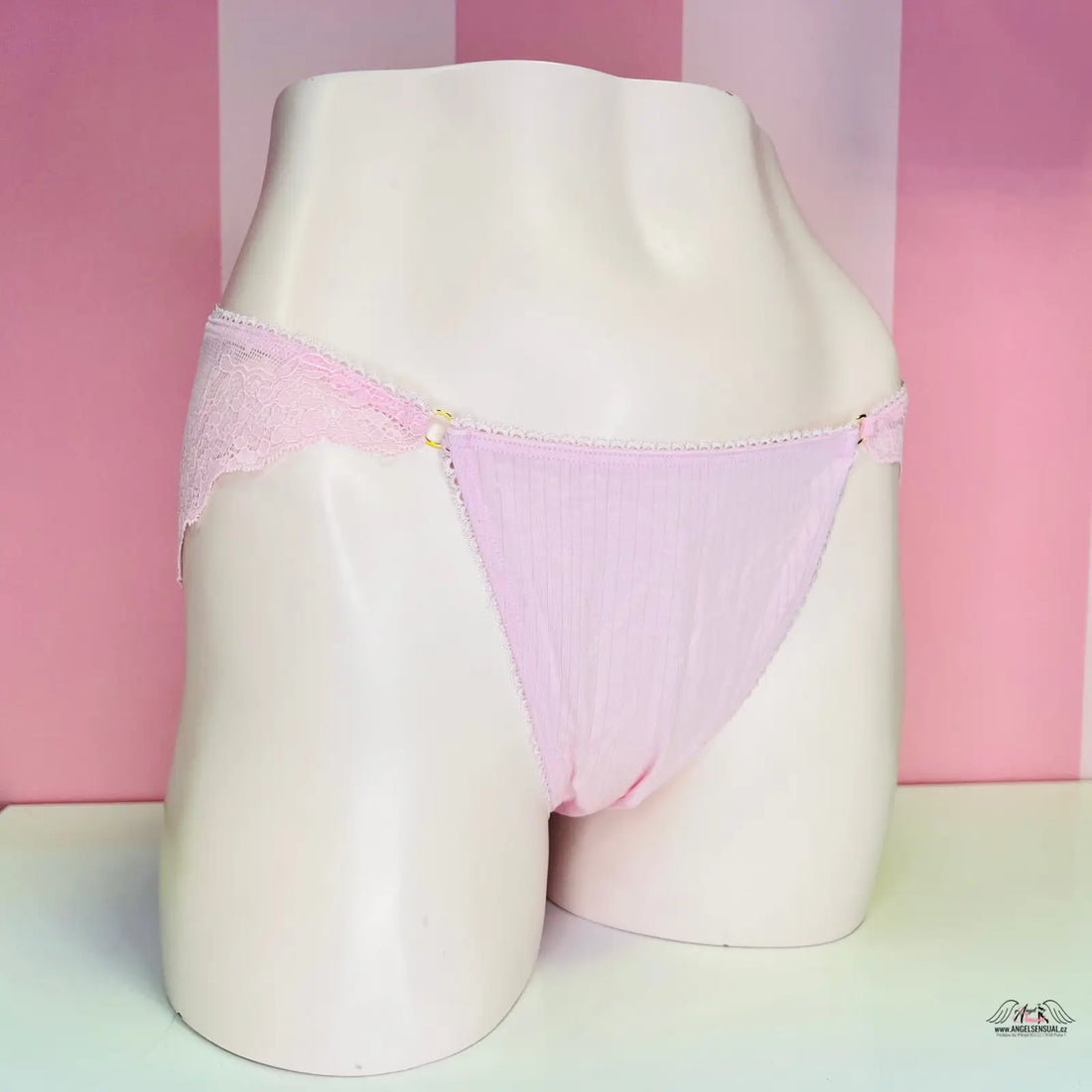 Pinkové jemné kalhotky s krajkovým lemem na mannequinu, ideální pro každodenní komfort