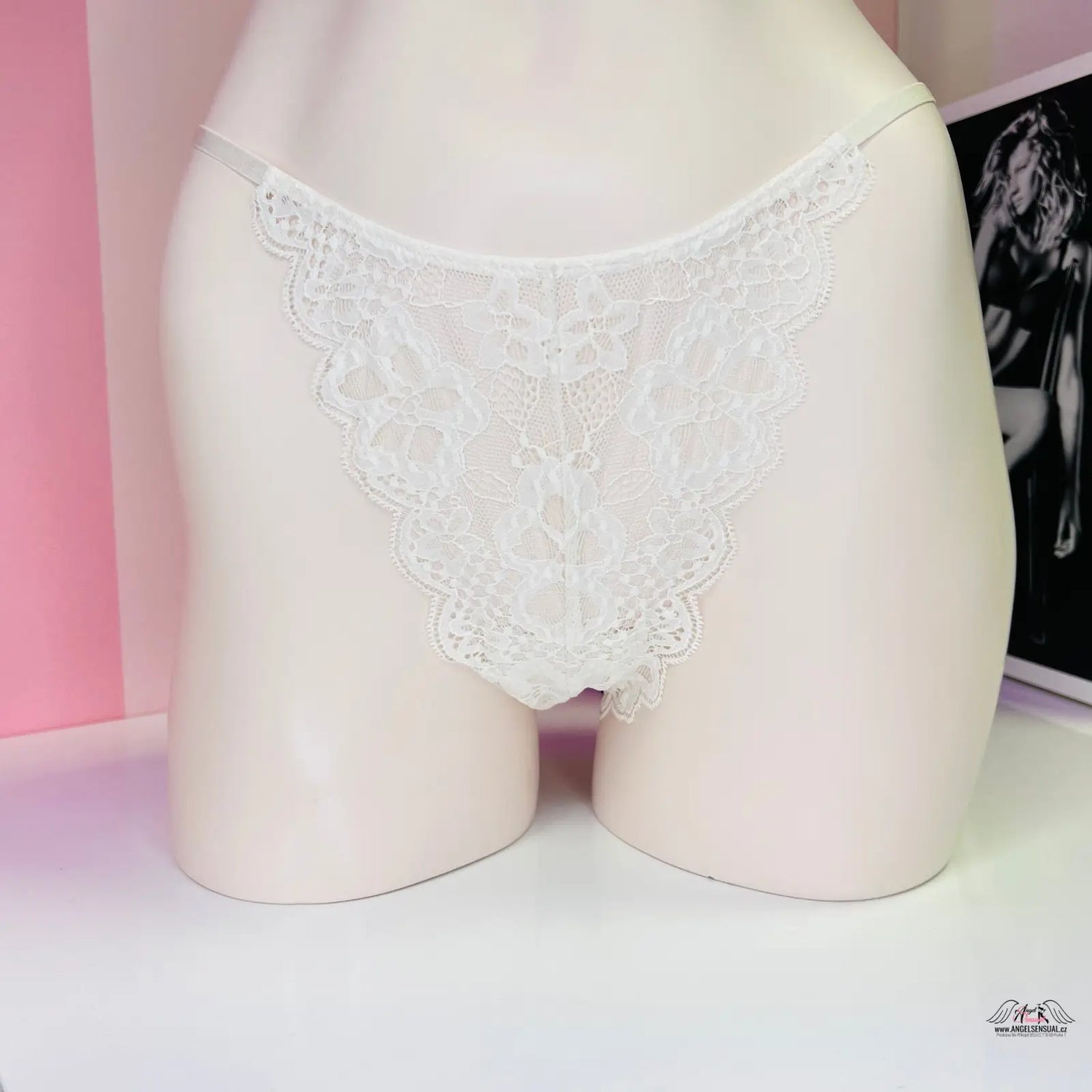 Bílé kalhotky s krajkovým vzorem z Dámského prádla Victoria’s Secret agent provocateur