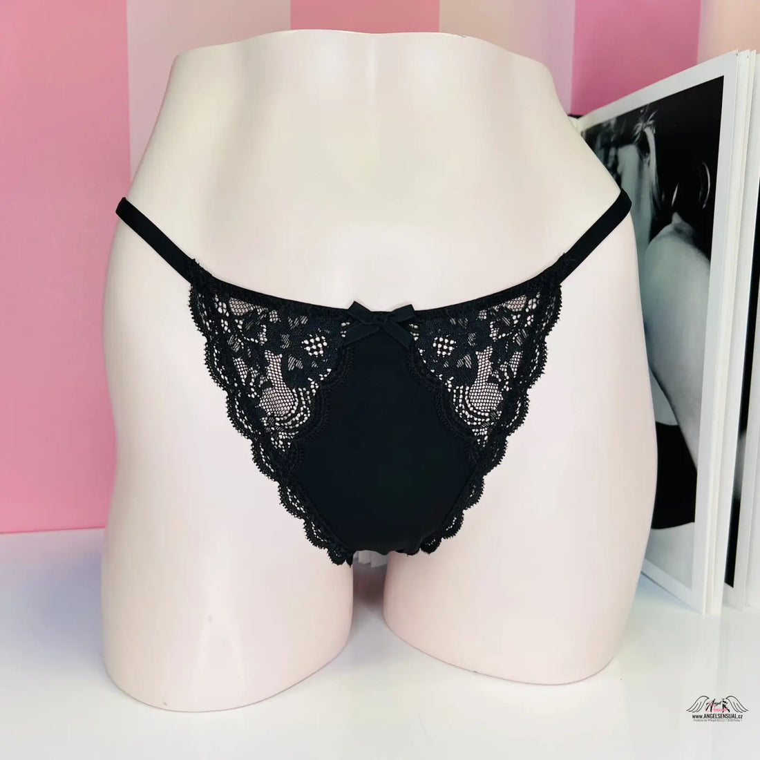Black krajkové kalhotky itsy na modelu, kalhotky s vyšším pasem, jemná krajka