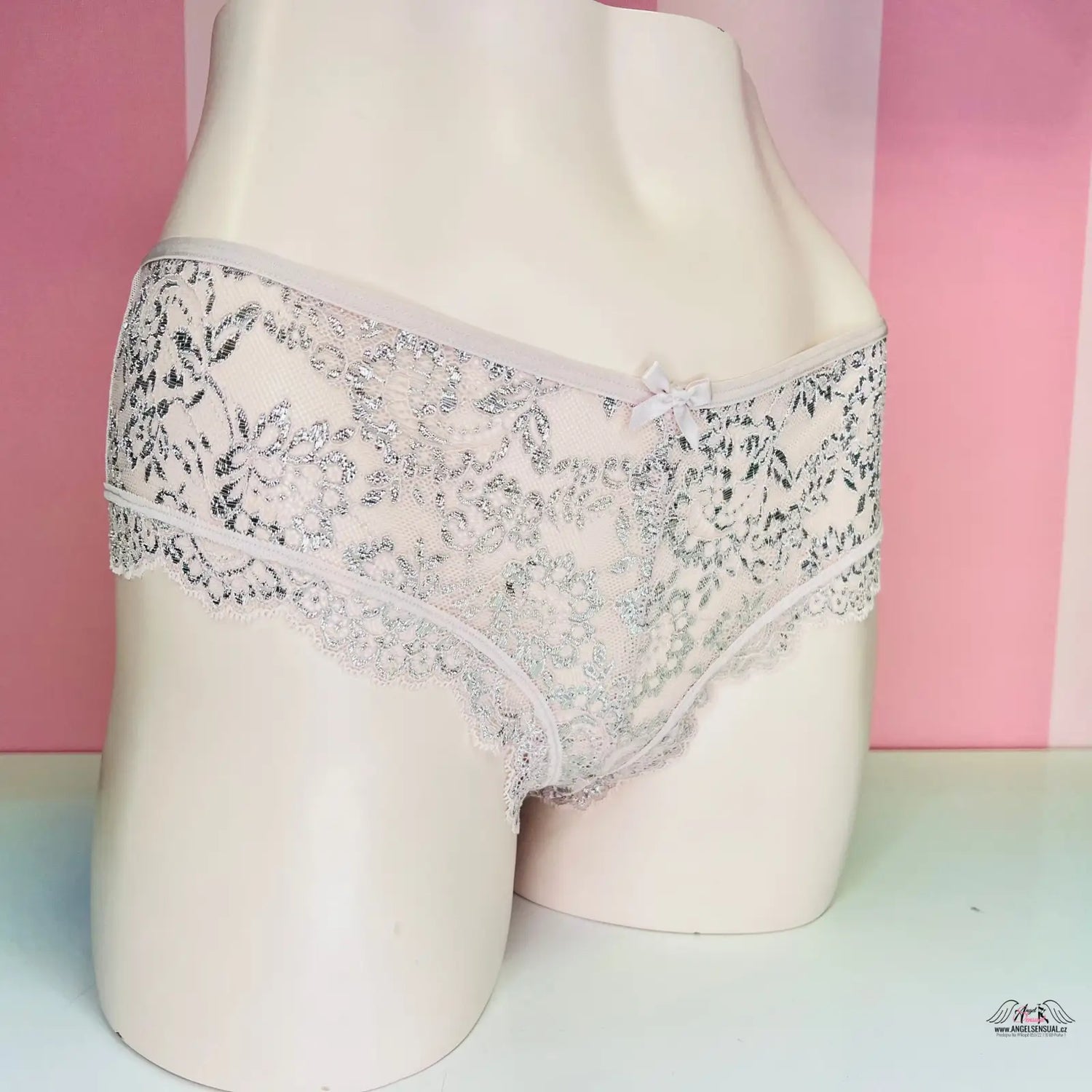 Bílé krajkové brazilky Victoria’s Secret s květinovým vzorem, ideální do kategorie apparel &amp; accessories