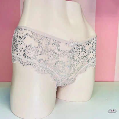 Bílé krajkové brazilky Victoria’s Secret s květinovým vzorem, ideální do kategorie apparel &amp; accessories