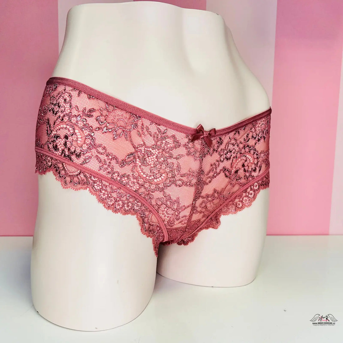 Růžové krajkové brazilky Victoria’s Secret s krajkovými okraji a květinovým vzorem