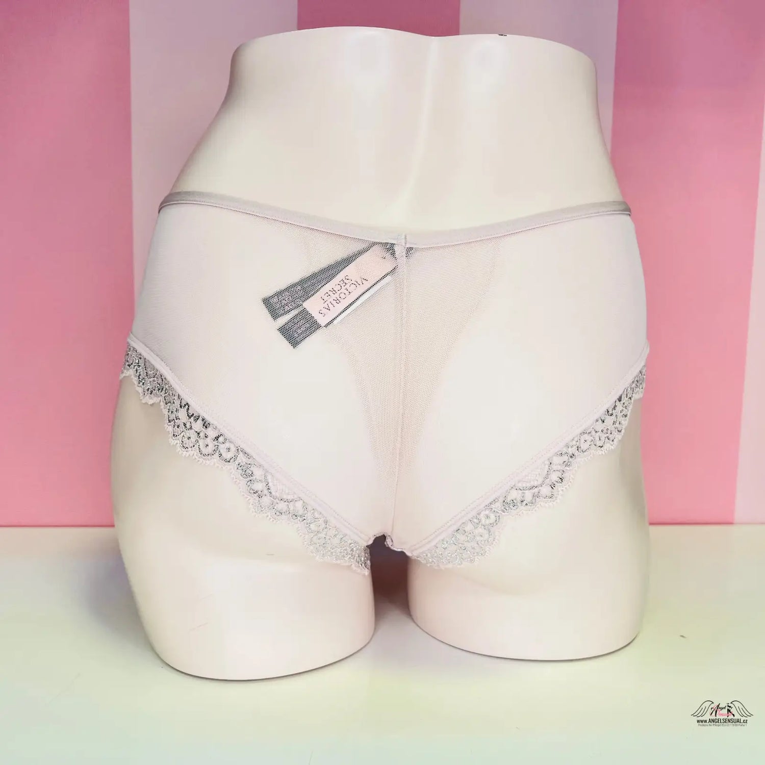 Bílé krajkové brazilky Victoria’s Secret Kalhotky Krajkové v kategorii apparel &amp; accessories