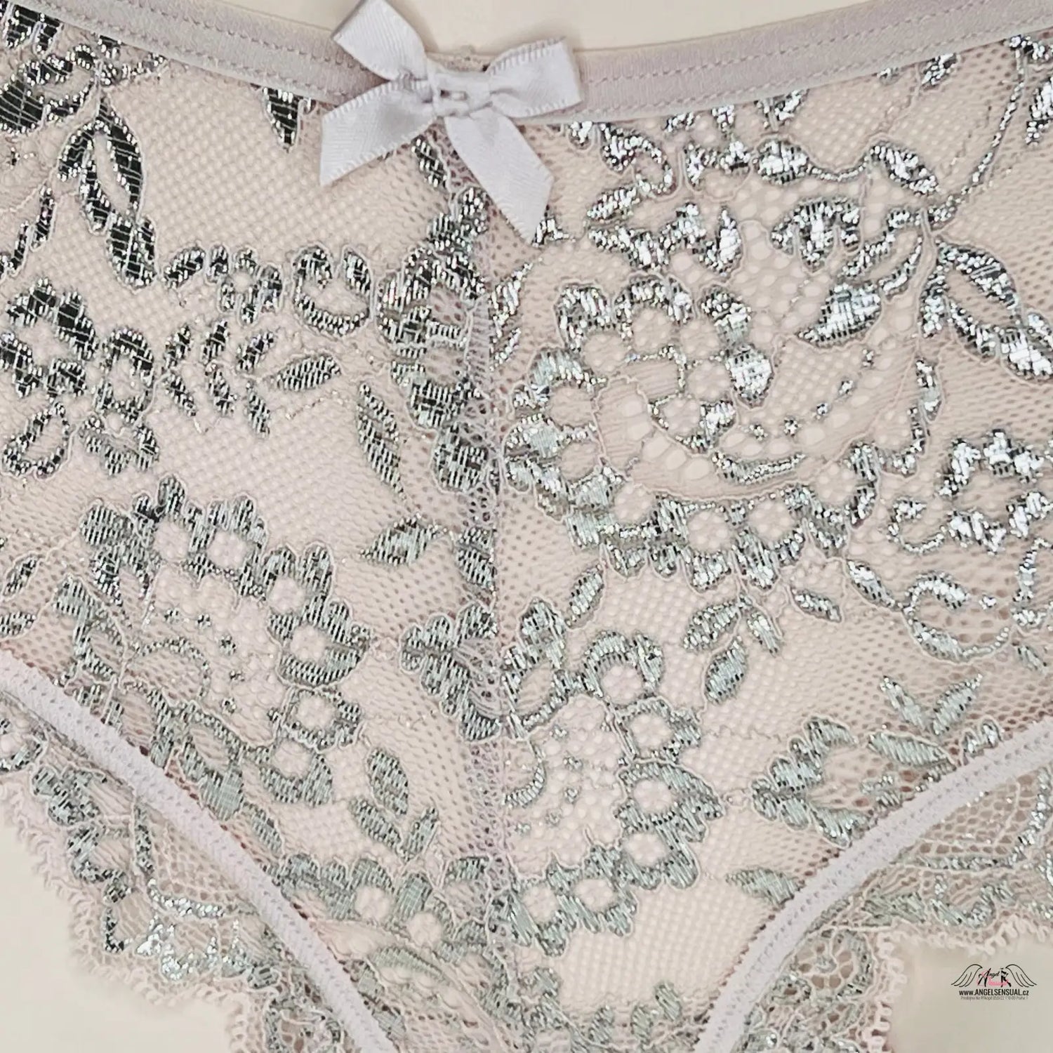 Krajkové brazilky Victoria’s Secret s růžovým krajkovým vzorem a stříbrnými květy