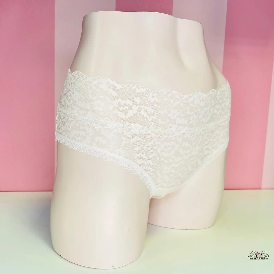 Bílé celokrajkové kalhotky Victoria’s Secret lehce vyšším pasem na modelu