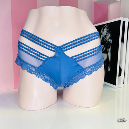 Blue krajkové kalhotky Victoria’s Secret s ozdobnými pásky na manekýnu