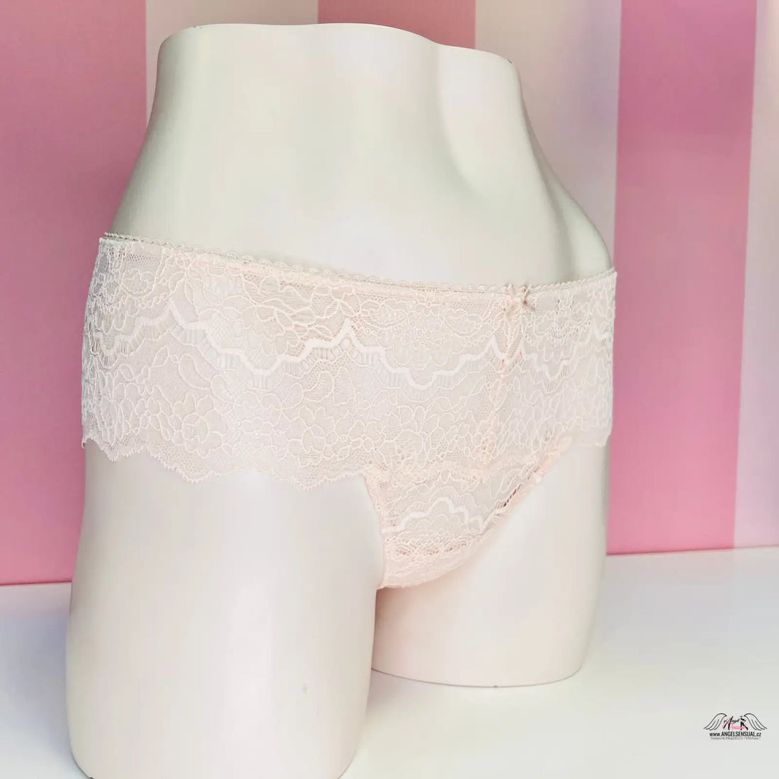 Victoria’s Secret Kalhotky Krajkové: elastické krajkové tanga na manekýnu formě