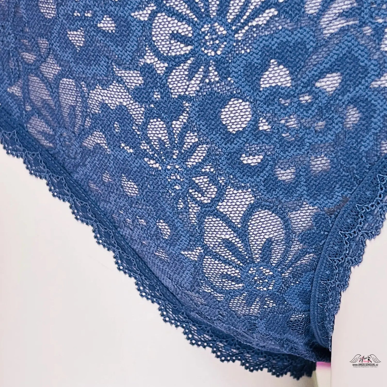 Modrá krajková látka s květinovými vzory na elegantní sexy kalhotky Victoria’s Secret