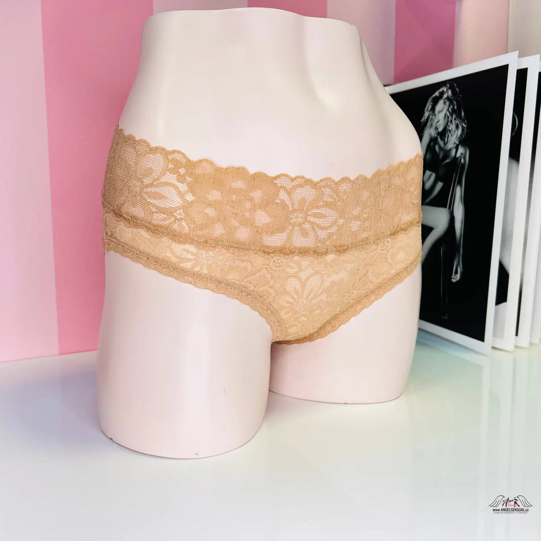 Manekýn s béžovými krajkovými kalhotkami Victoria’s Secret Kalhotky Krajkové, luxusní krajkové kalhotky