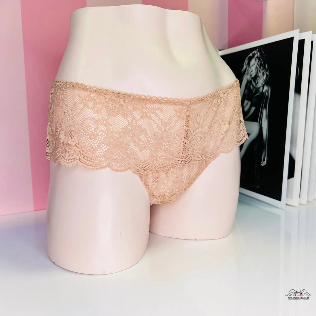 Lace-trimmed beige panties from Victoria’s Secret s květinovým vzorem, elegantní krajkové tanga