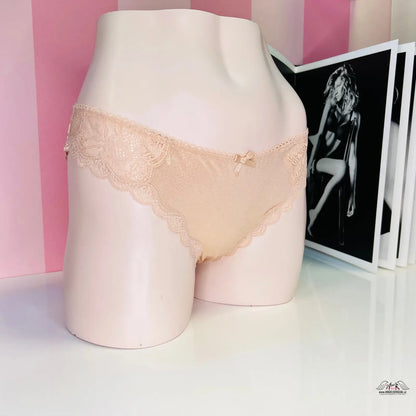 Pale pink mannequin torso v luxusní krajkové kalhotky Victoria’s Secret Kalhotky Krajkové s Lurexem