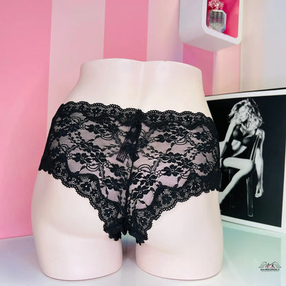 Krajkové černé kalhotky Victoria’s Secret Kalhotky Krajkové s Mašličkou na manekýnu